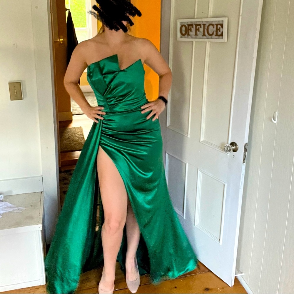 Beautiful Emerald Green Evening Gown w. Slit
